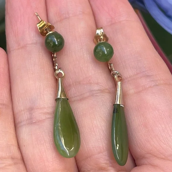 Natural nephrite jade gold tone drop earrings - Picture 6 of 8